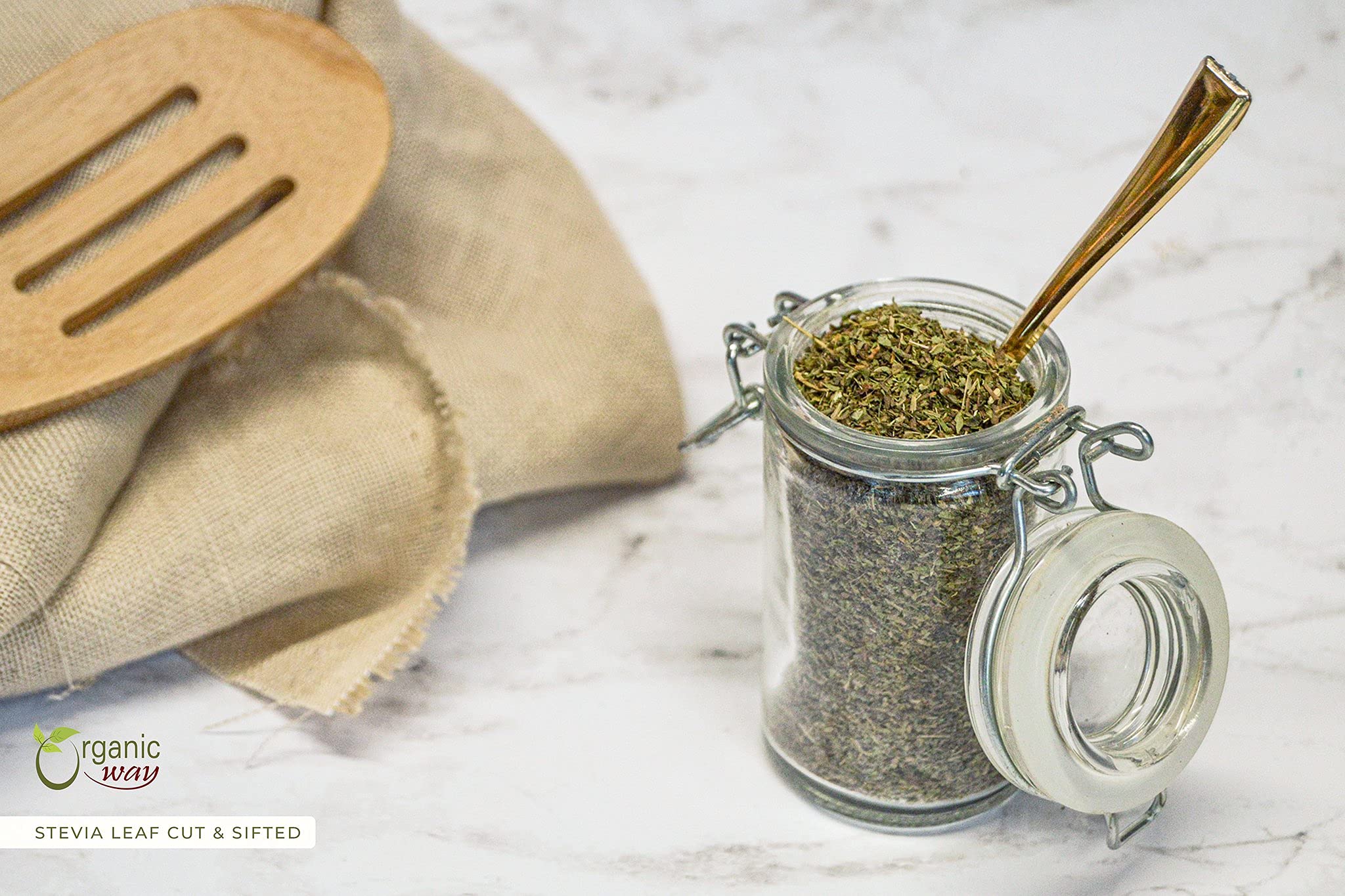 Organic Way mano sosteniendo hojas para mostrar tamaño y escala práctica