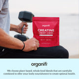 Organifi Creatine Chews en entorno deportivo, apoya rendimiento activo
