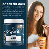 Taza con Organifi Gold preparado demostrando bebida reconfortante nocturna