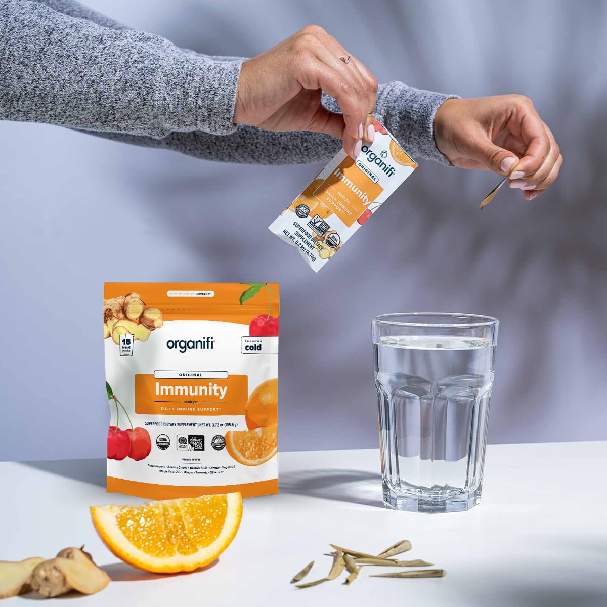 Organifi Immunity escena de estilo de vida, consumo fácil en movimiento