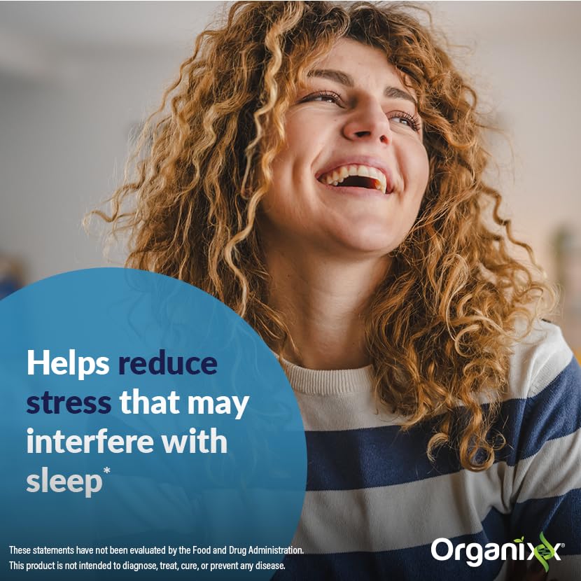 Organixx Clean Sleep 3D envase en mano para comparar tamaño y facilidad de uso