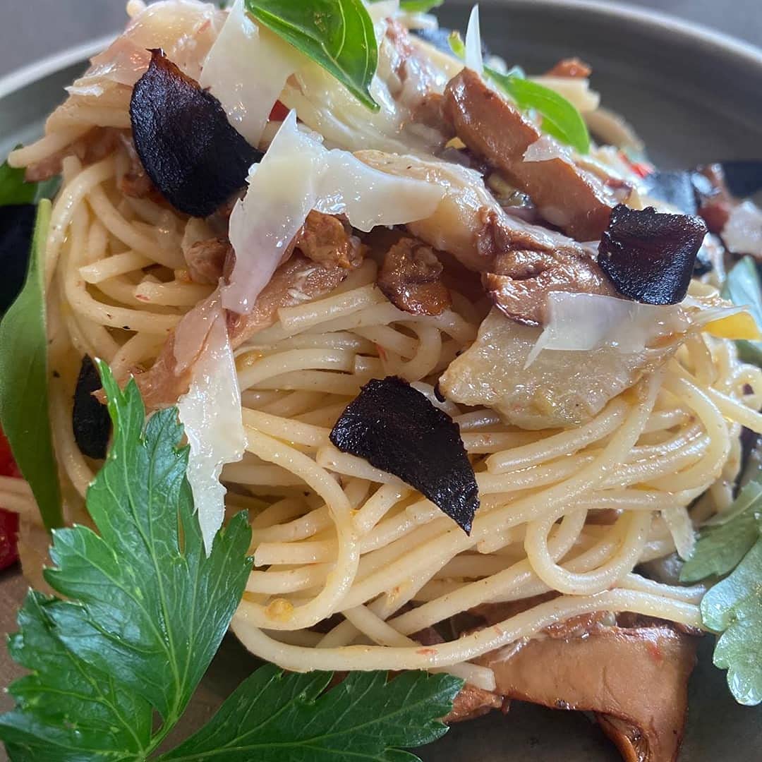 orgnisulmte ajo negro servido en ensalada realzando sabor