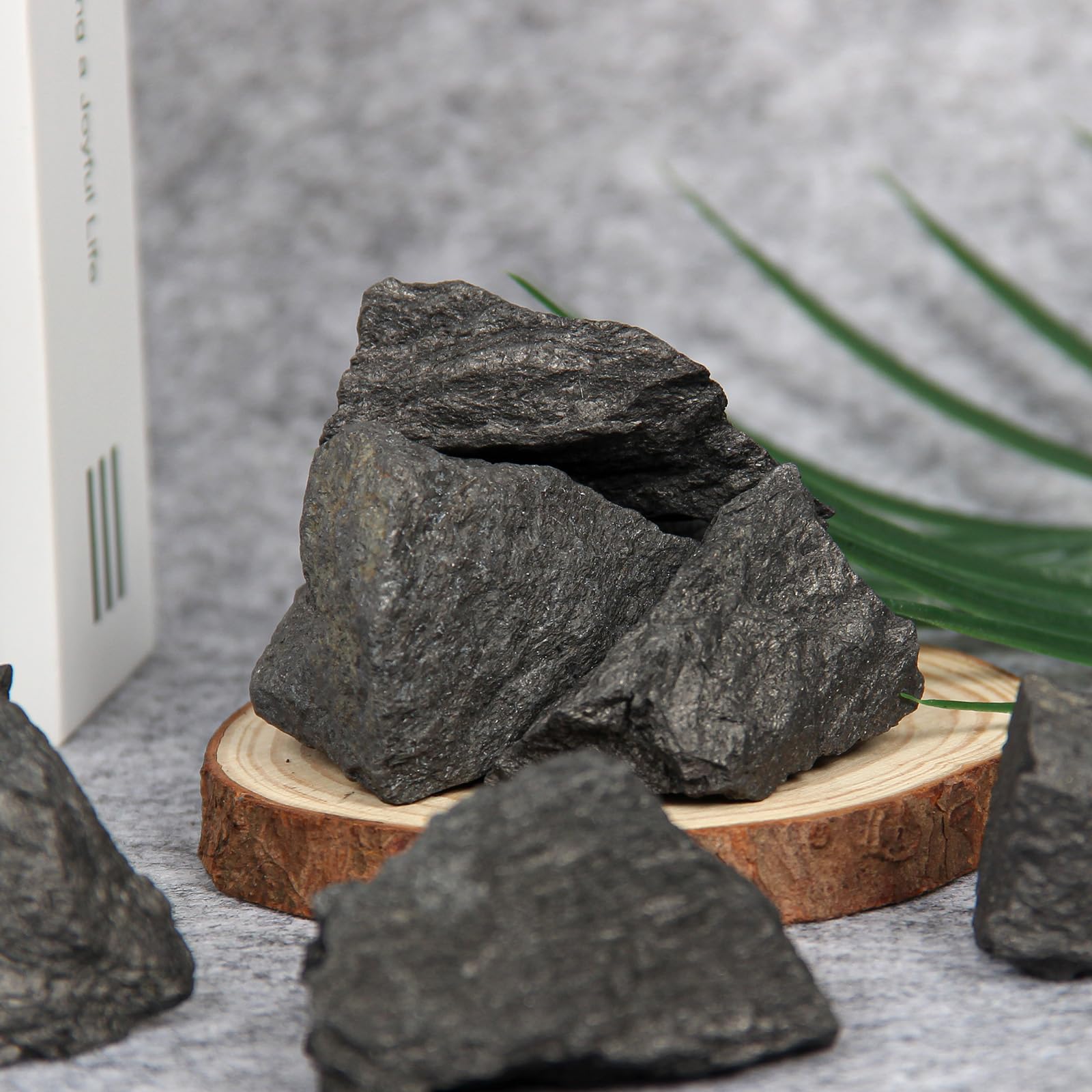 Orientrea piedras en uso meditación sobre altar, favorece enfoque visual