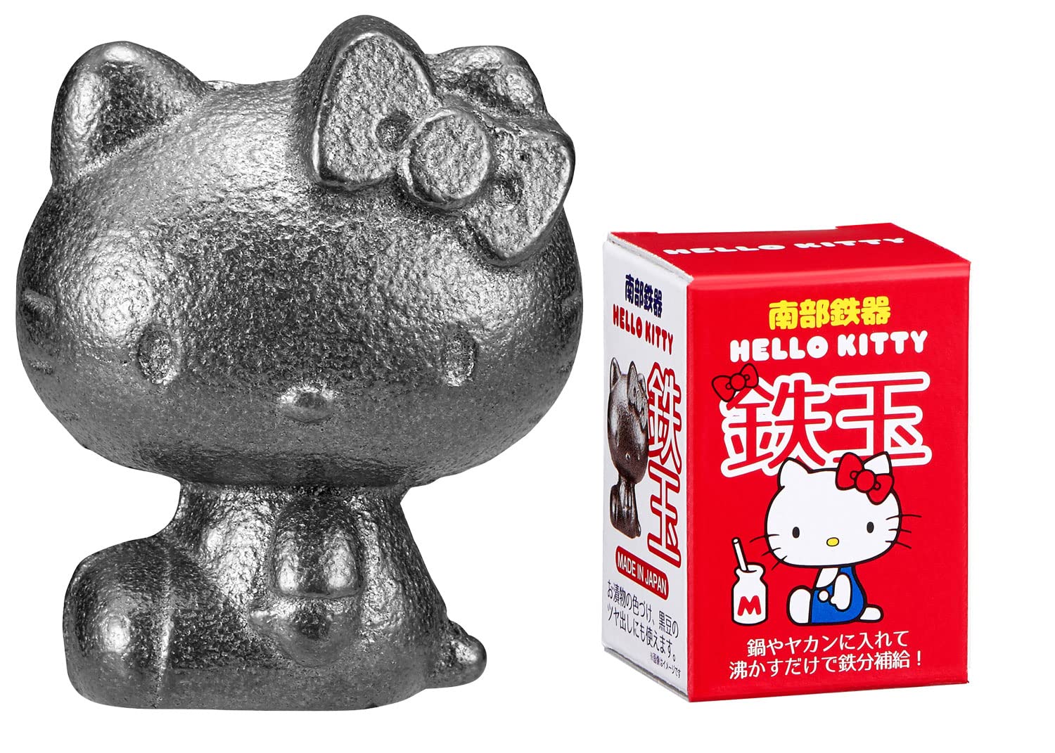 OSK Hello Kitty comparada con una cuchara, muestra el tamaño compacto y portátil