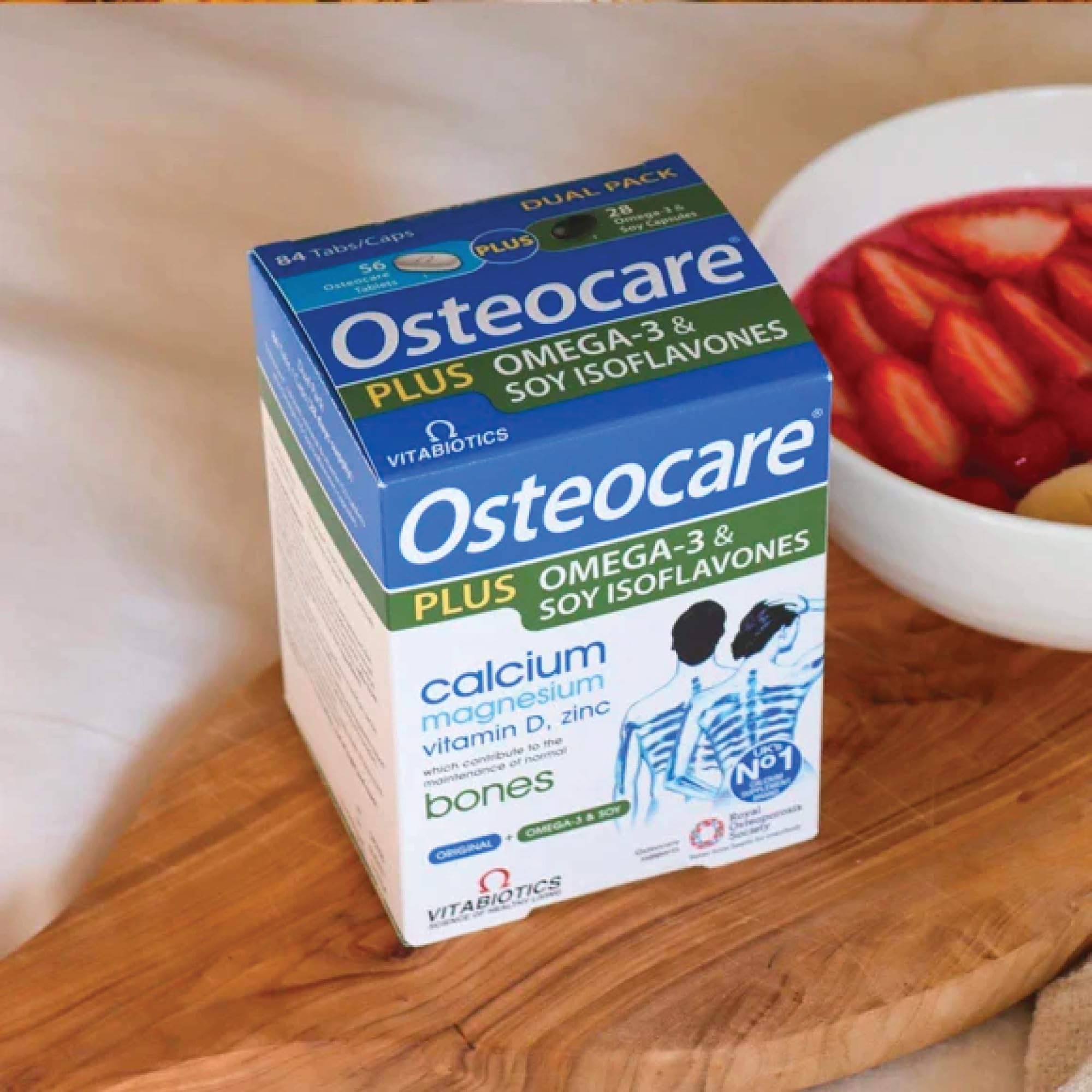 Persona tomando Osteocare Plus como parte de rutina diaria para apoyo óseo