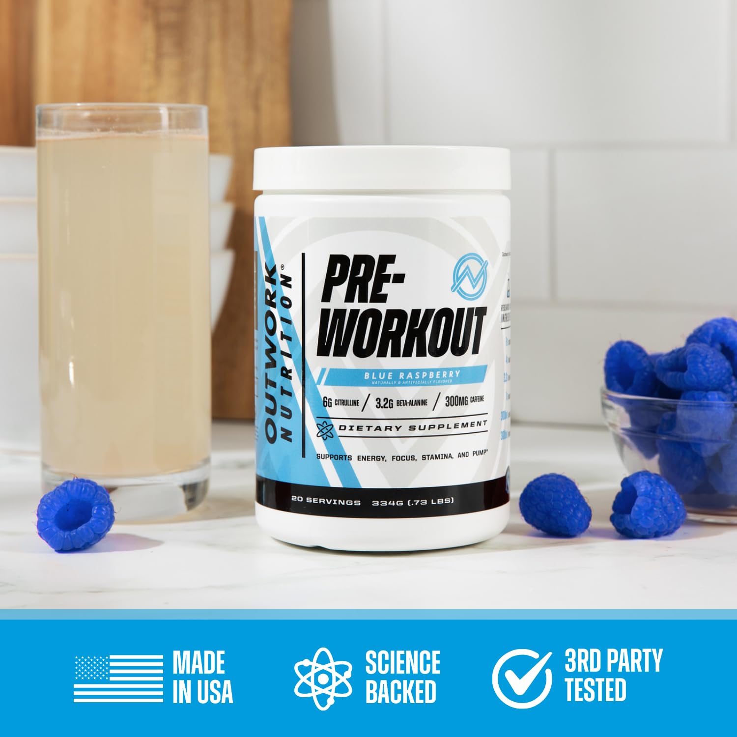 Outwork Nutrition frasco junto a mano para comparar tamaño y porciones