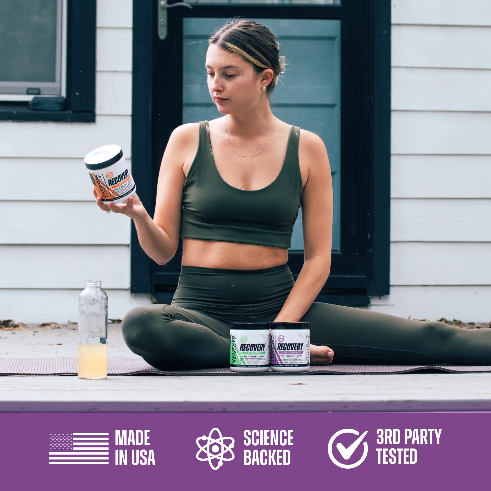 Outwork Nutrition comparación de tamaño del envase junto a objetos cotidianos