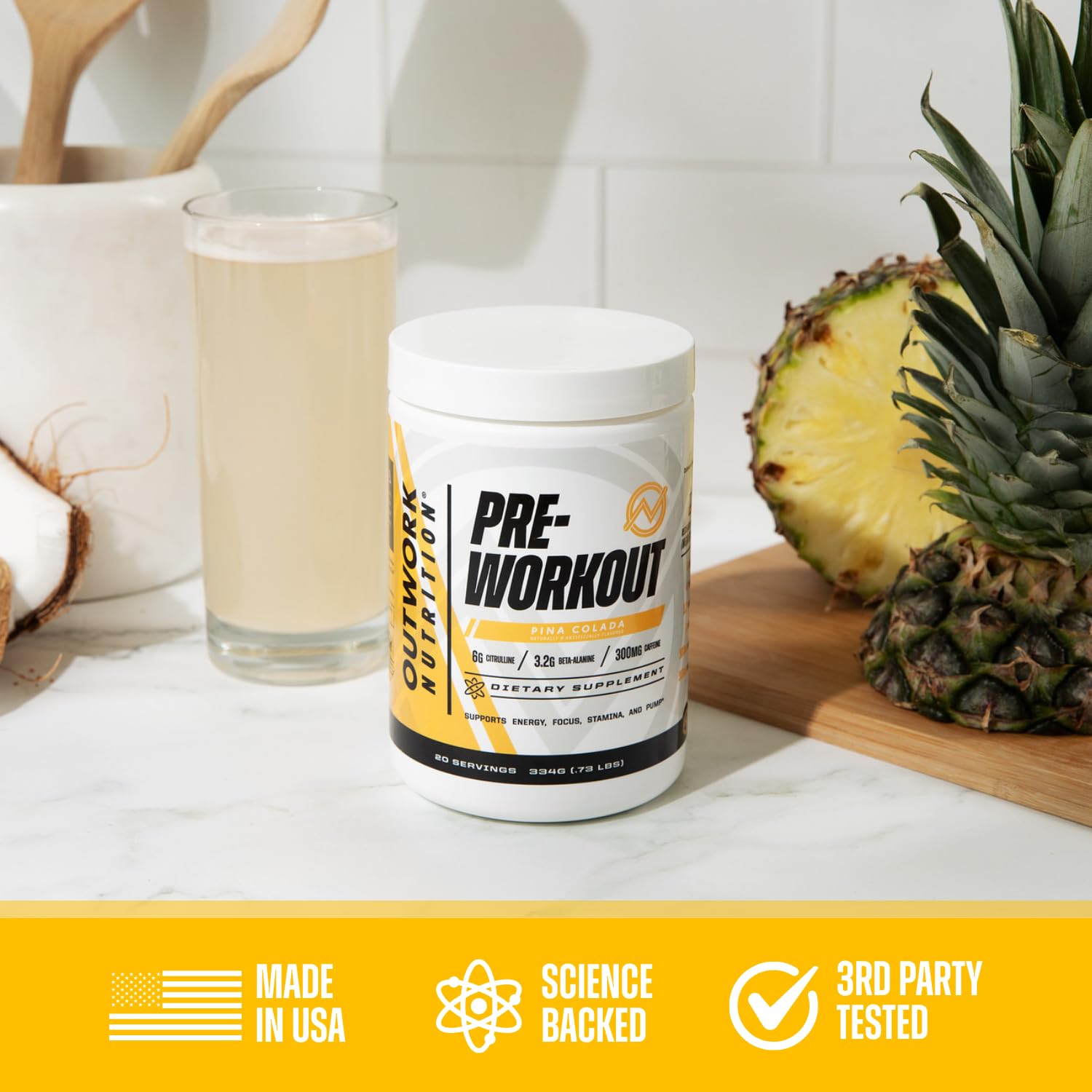 Outwork Nutrition junto a una mano para comparar tamaño del envase y porciones disponibles