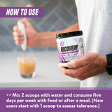 Outwork Nutrition atleta en gimnasio tomando el recovery tras entrenamiento intenso