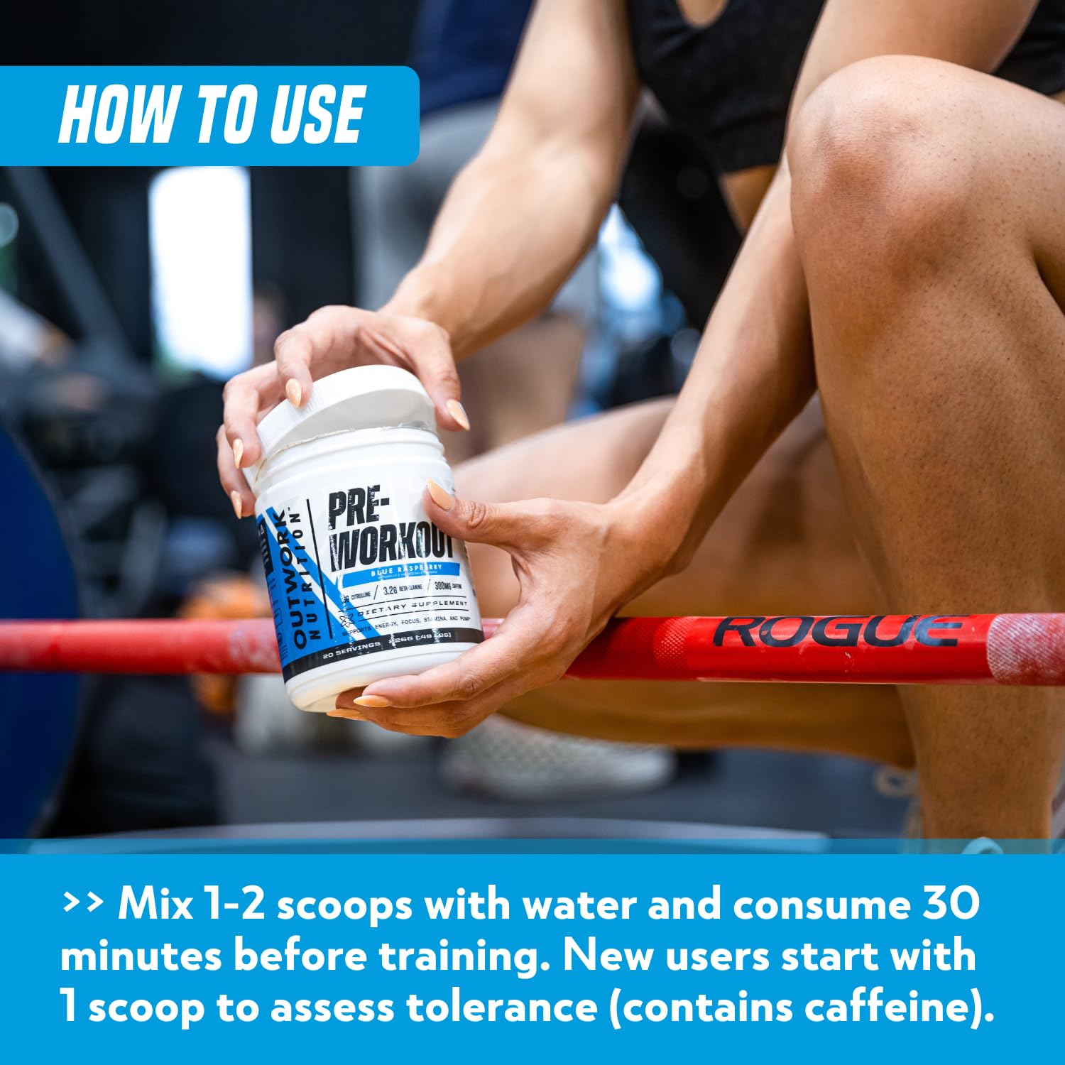 Outwork Nutrition atleta mezclando antes de entrenar para mayor intensidad