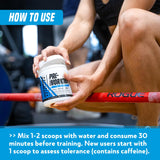 Outwork Nutrition atleta mezclando antes de entrenar para mayor intensidad