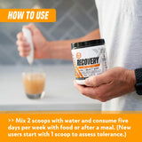Comparación de tamaño Outwork Nutrition 230 g junto a una mano para escala