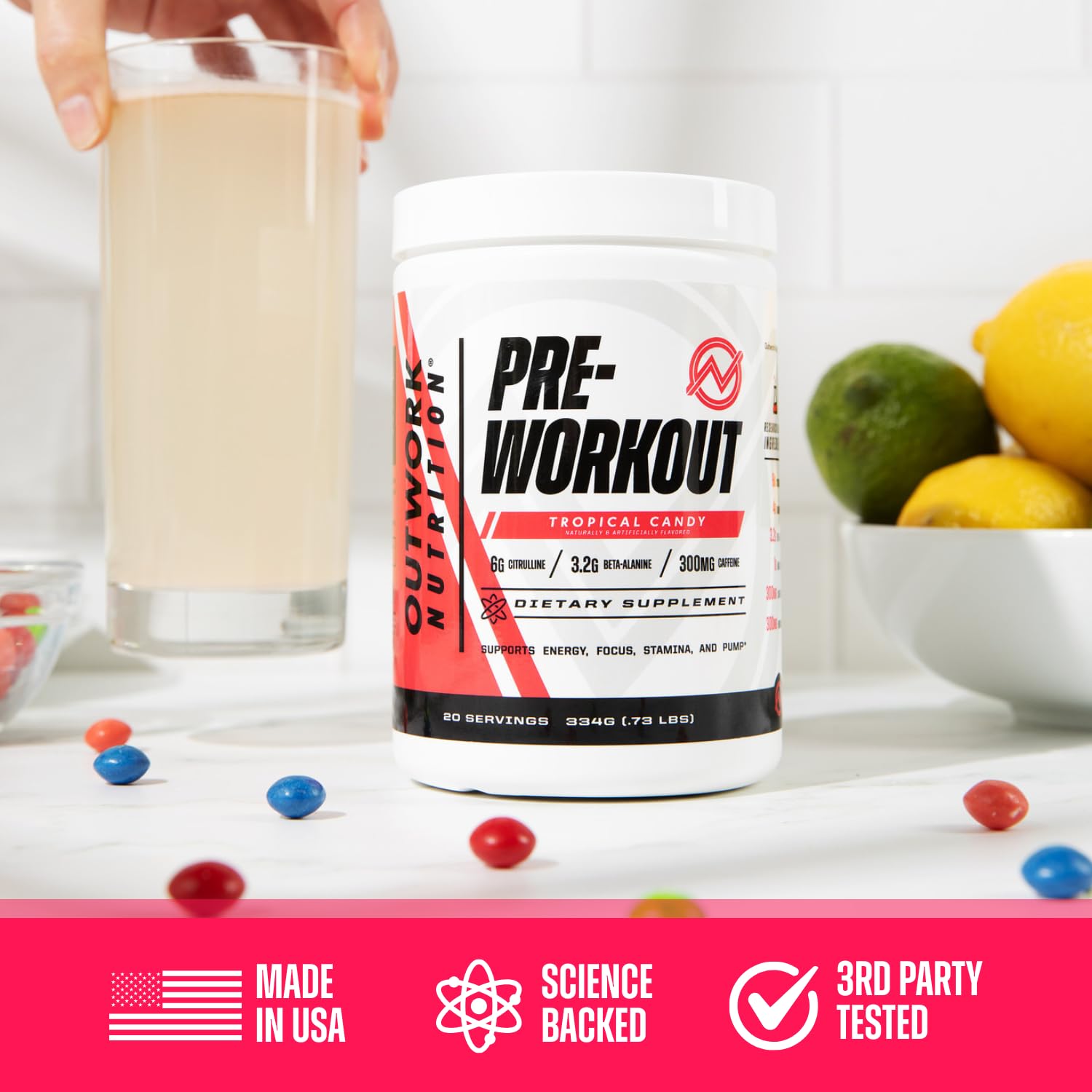 Outwork Nutrition envase junto a una botella para comparar tamaño y portabilidad