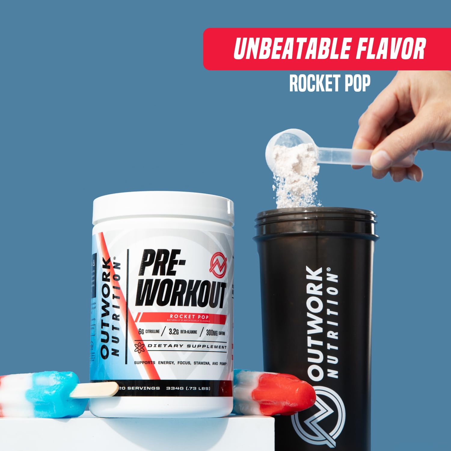 Outwork Nutrition mezcla en coctelera garantizando mezcla homogénea y rápida