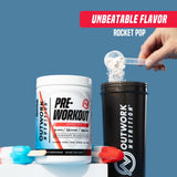 Outwork Nutrition mezcla en coctelera garantizando mezcla homogénea y rápida