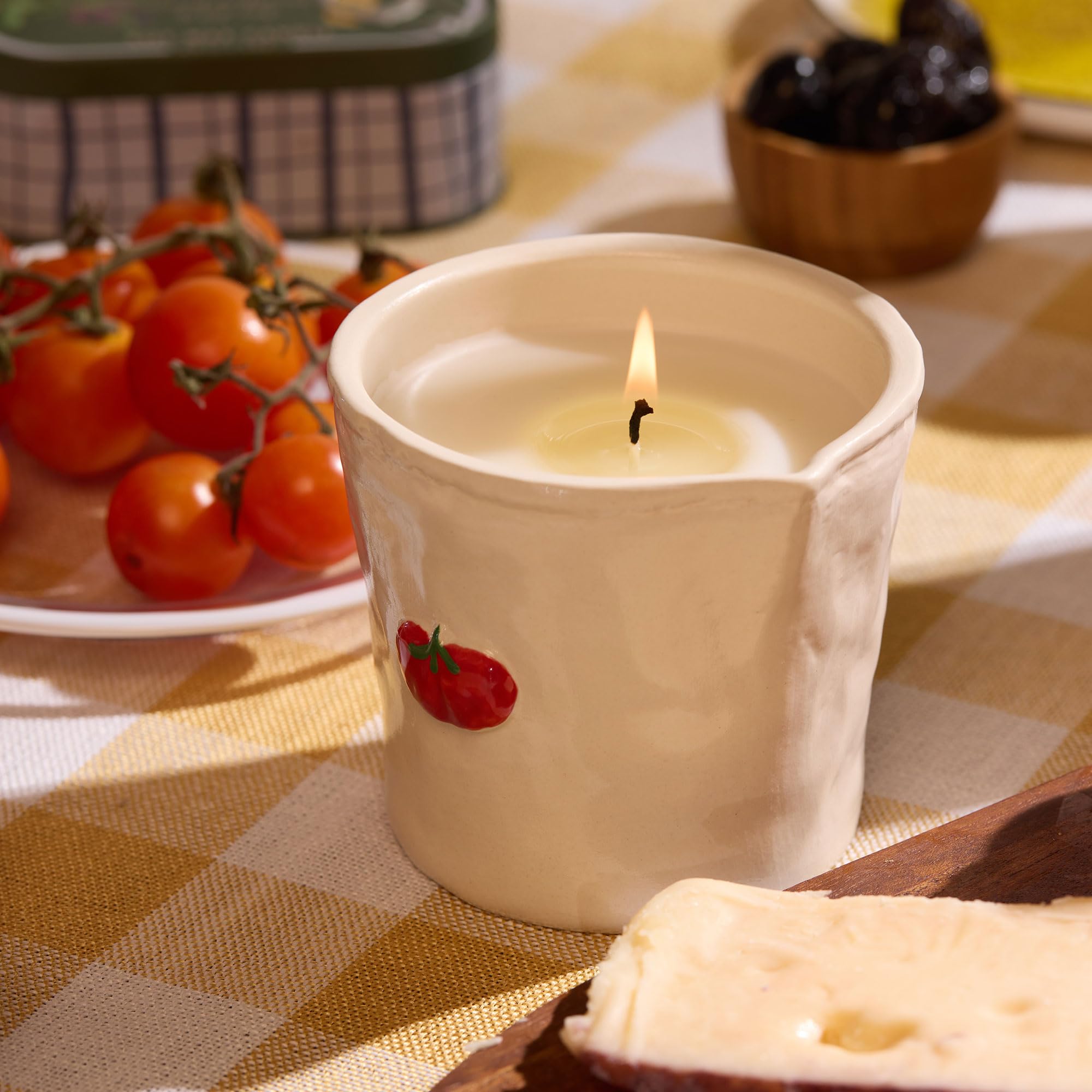 Paddywax detalle pintado a mano mostrando icono alimentario, añade encanto artesanal
