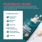Paleovalley persona en cama con taza de Sleep Drink para ritual relajante