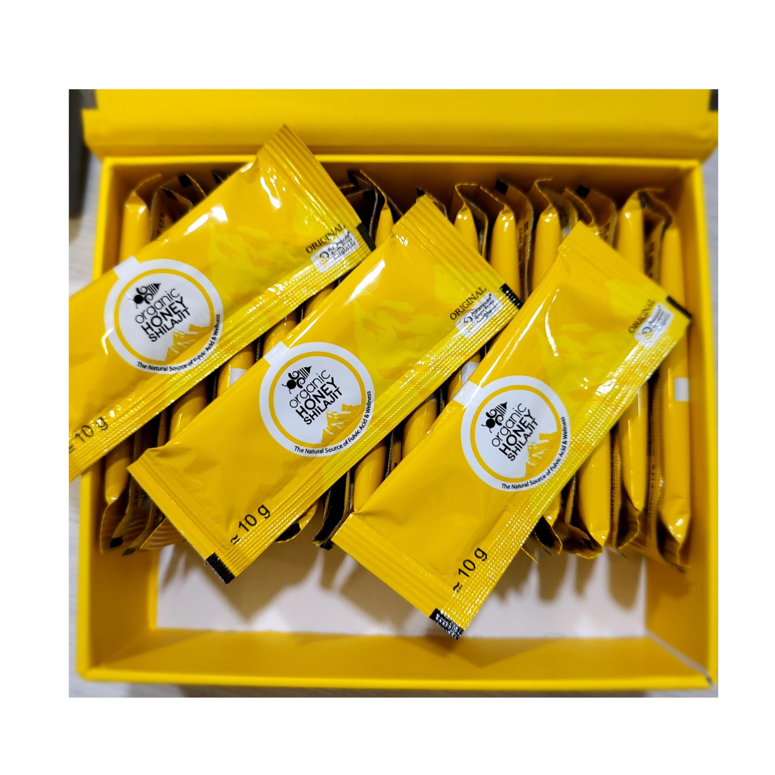 Paramount Honey sachet en mano para comparar tamaño y control de porción
