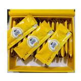 Paramount Honey sachet en mano para comparar tamaño y control de porción