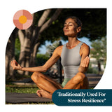 Pattern Wellness frasco sostenido en manos para tamaño y portabilidad