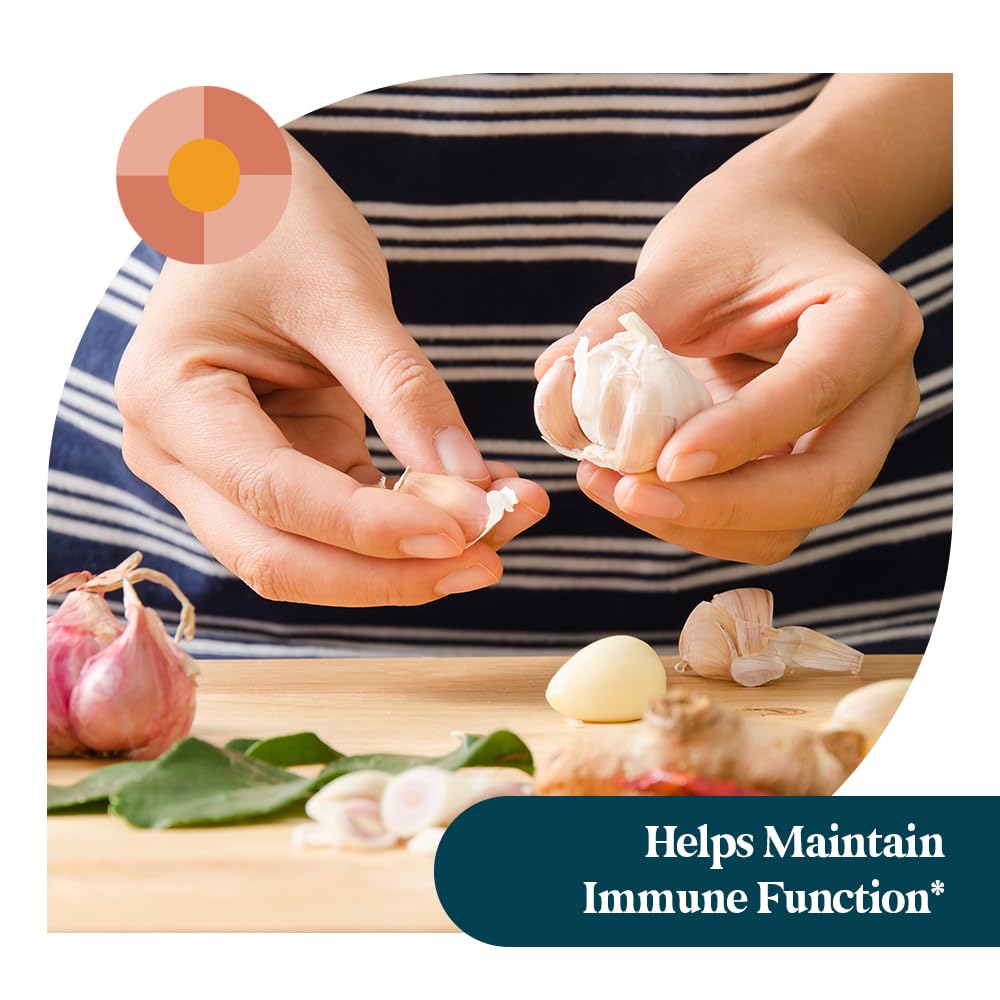 Pattern Wellness cápsula en mano para comparar tamaño y dosis