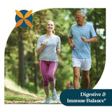Pattern Wellness cápsula junto a la mano para comparar tamaño y dosificación