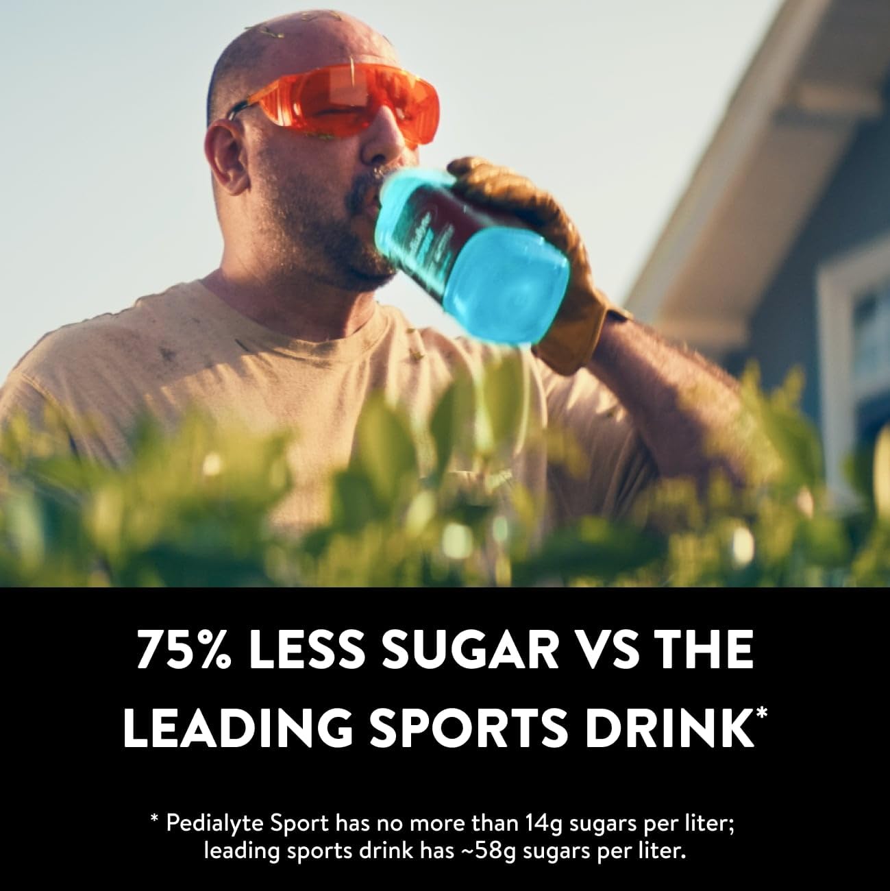 Botella Pedialyte Sport en mano para mostrar tamaño práctico y portátil
