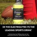 Vaso con líquido Pedialyte Sport Lemon Lime mostrando textura fresca y refrescante