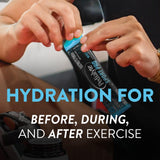 Atleta bebiendo Pedialyte Sport Pro durante entrenamiento, mantiene hidratación eficiente