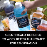 Pedialyte vertiéndose en vaso para una rehidratación práctica y rápida