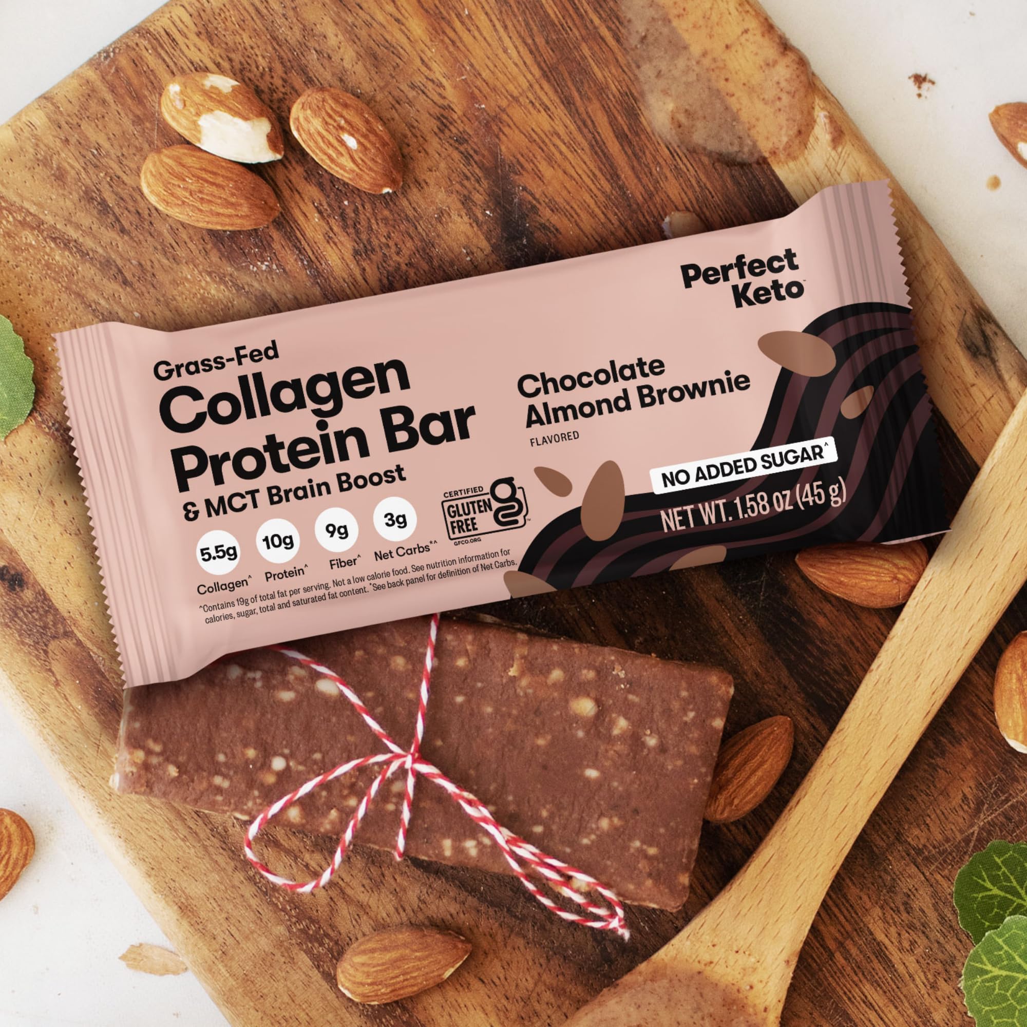 Perfect Keto primer plano de textura brownie con mantequilla de almendra