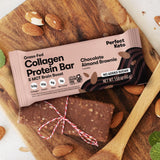 Perfect Keto primer plano de textura brownie con mantequilla de almendra
