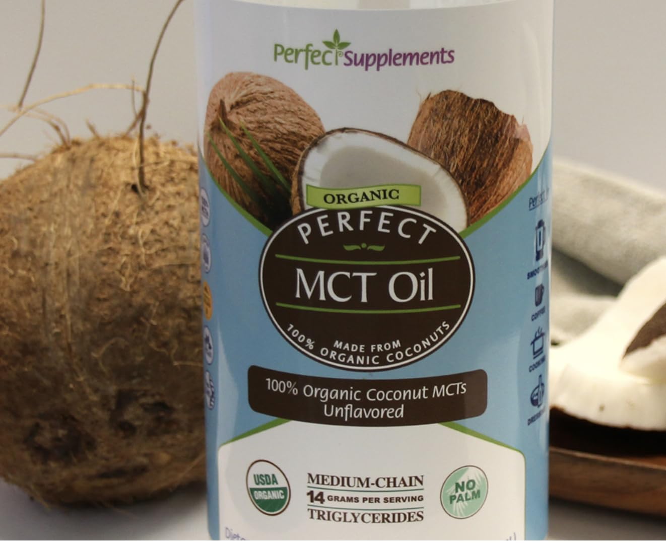 Perfect Supplements aceite MCT en batidora con fruta para un smoothie nutritivo