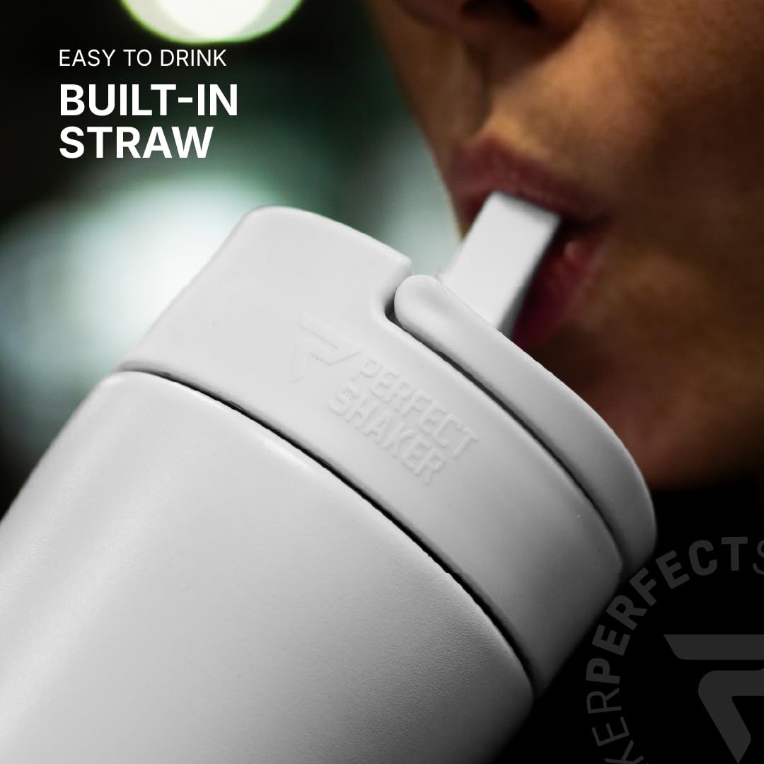 PerfectShaker Luma junto a botella de agua para comparar tamaño de 28 oz
