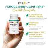 PERQUE cápsulas Bone Guard Forte en mano para dosificación y comodidad