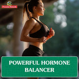 Peruvian Naturals mujer activa tomando cápsula para apoyar curvas y energía