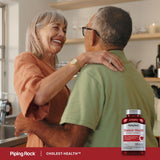 Piping Rock softgels junto a una botella de agua en rutina diaria