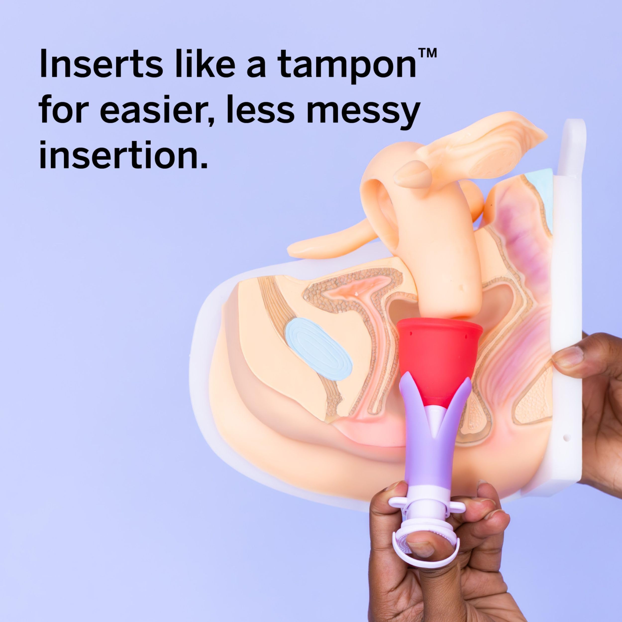 Pixie Cup aplicador en mano demostrando inserción fácil y beneficio ergonómico