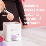Pixie Cup junto a una mano para comparar tamaño compacto portátil