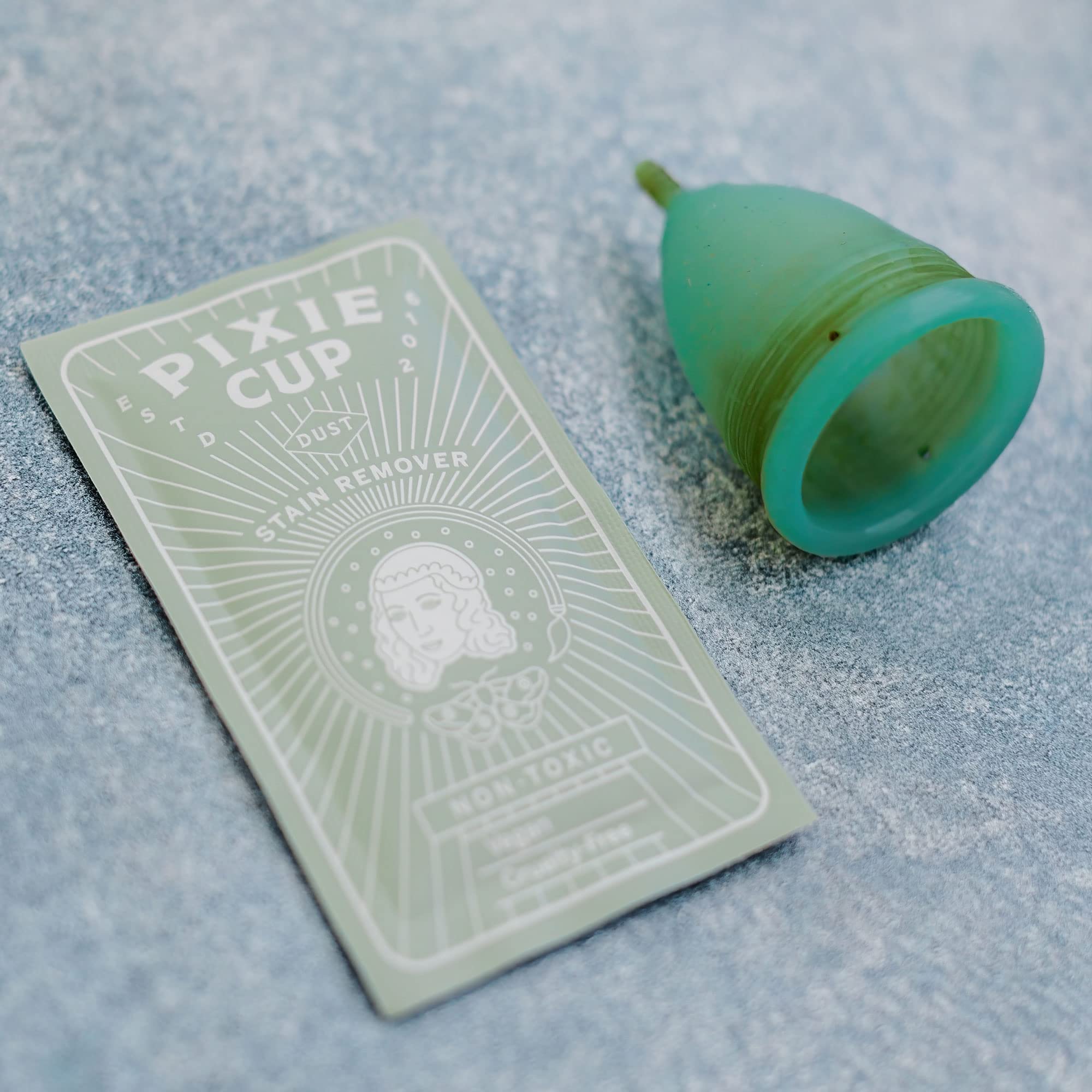 Copa junto a mano para escala, Pixie Cup facilita limpieza doméstica