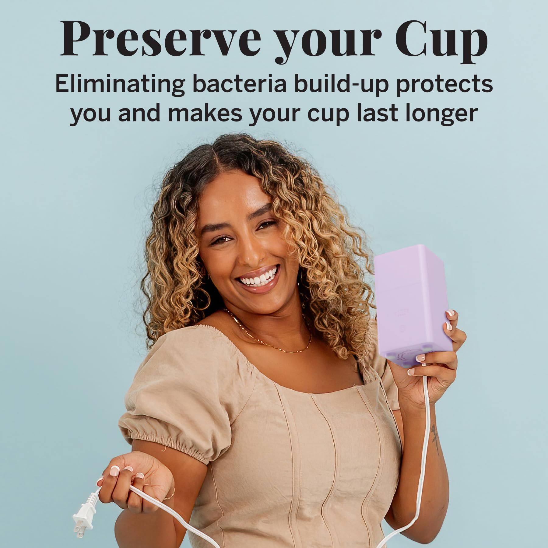 Pixie Cup comparado con teléfono para ver tamaño y portabilidad
