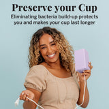 Pixie Cup comparado con teléfono para ver tamaño y portabilidad
