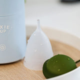 Pixie Cup en ambiente de baño mostrando integración en rutina diaria