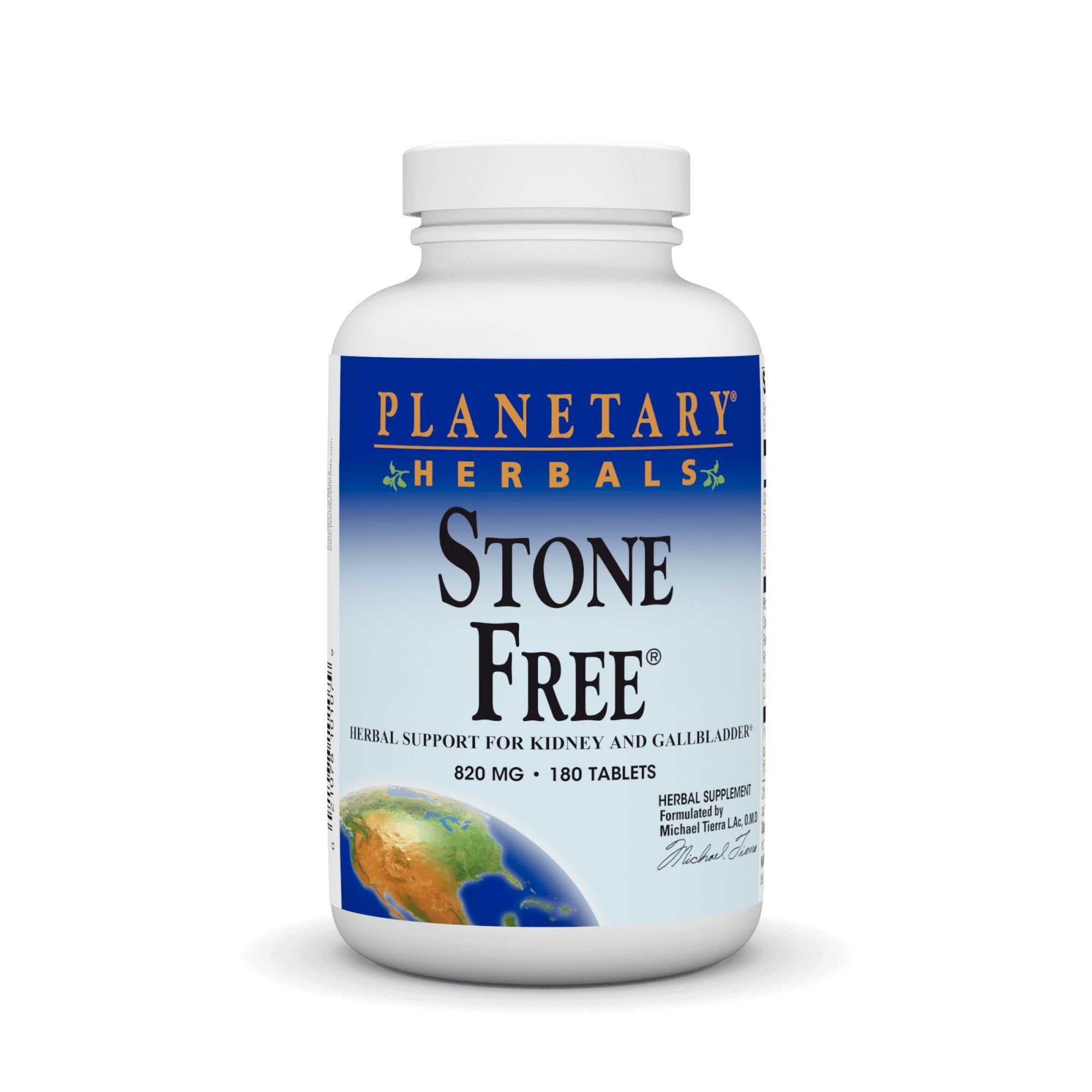 Planetary Herbals tableta en mano para comparar escala y facilidad de ingestión