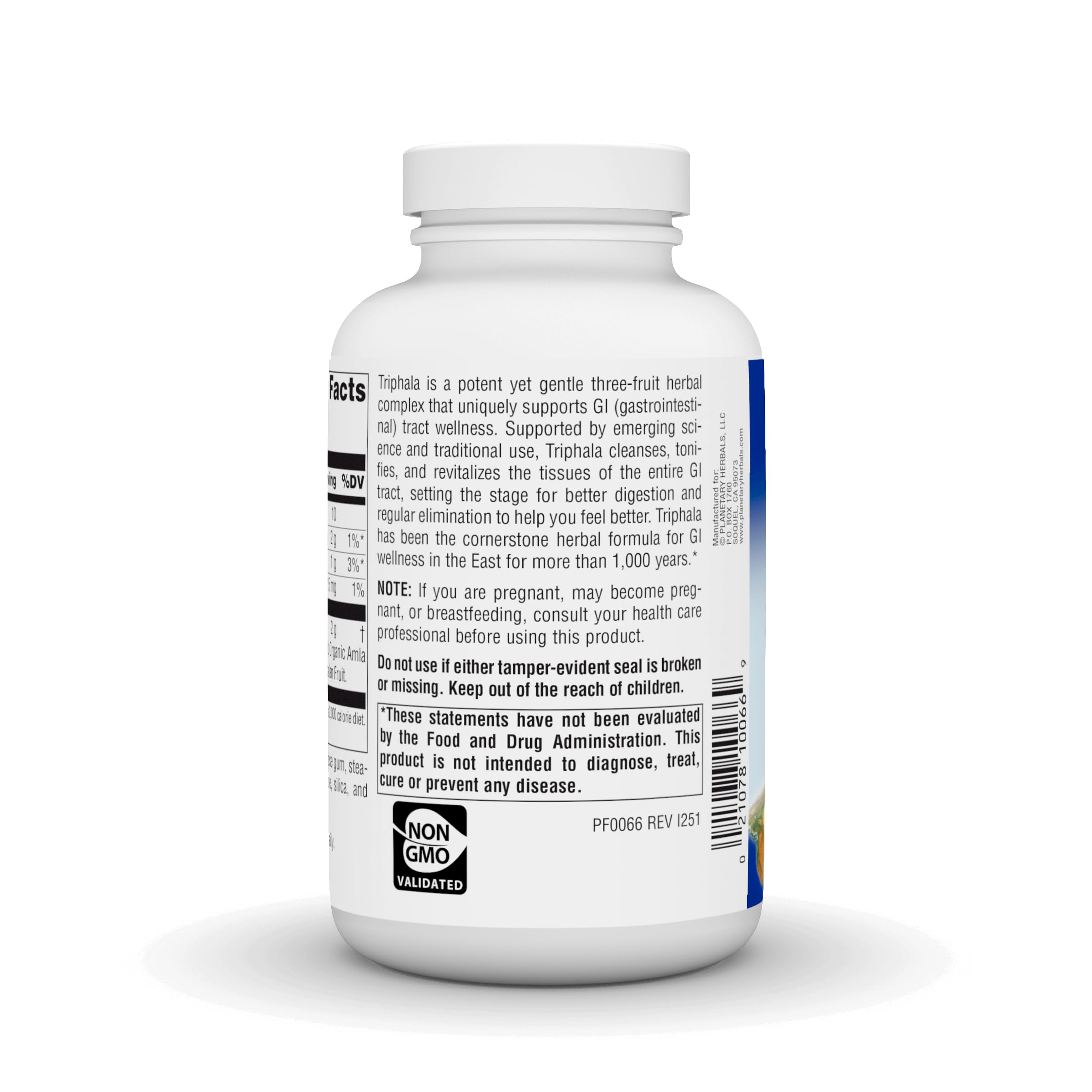 Planetary Herbals tableta Triphala en mano durante ingesta, beneficio de toma cómoda y portátil