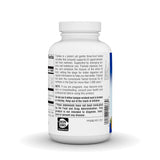 Planetary Herbals tableta Triphala en mano durante ingesta, beneficio de toma cómoda y portátil