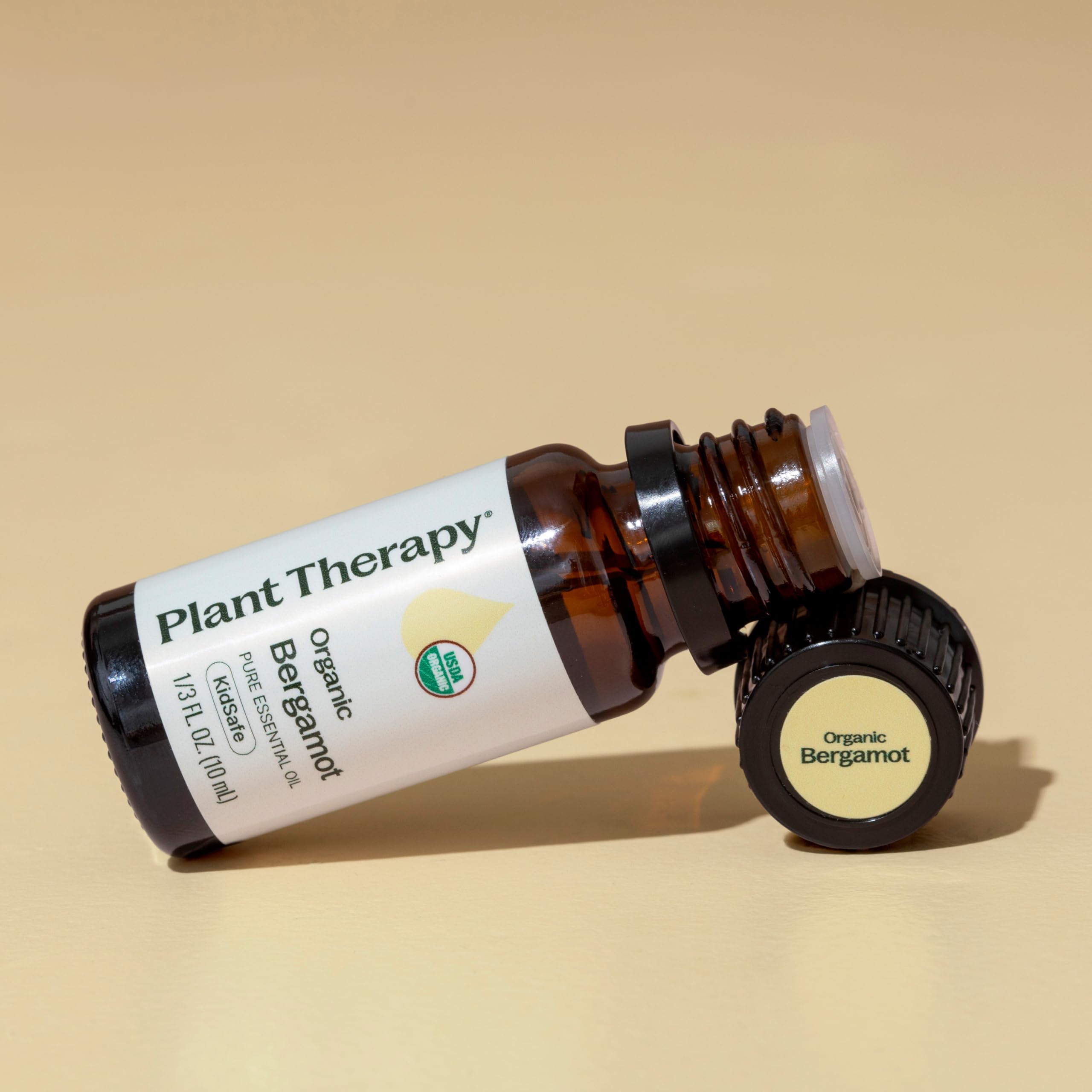 Plant Therapy bergamota con patchouli y pomelo rosa en mesa, mezcla sugerida