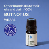 Plant Therapy mano sosteniendo frasco 2.5 mL, portátil y práctico
