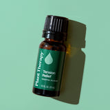 Plant Therapy botella 10 ml en mano para comparación de tamaño, práctico para llevar