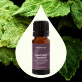 Plant Therapy gota de patchouli oscuro sobre superficie, mostrando textura rica